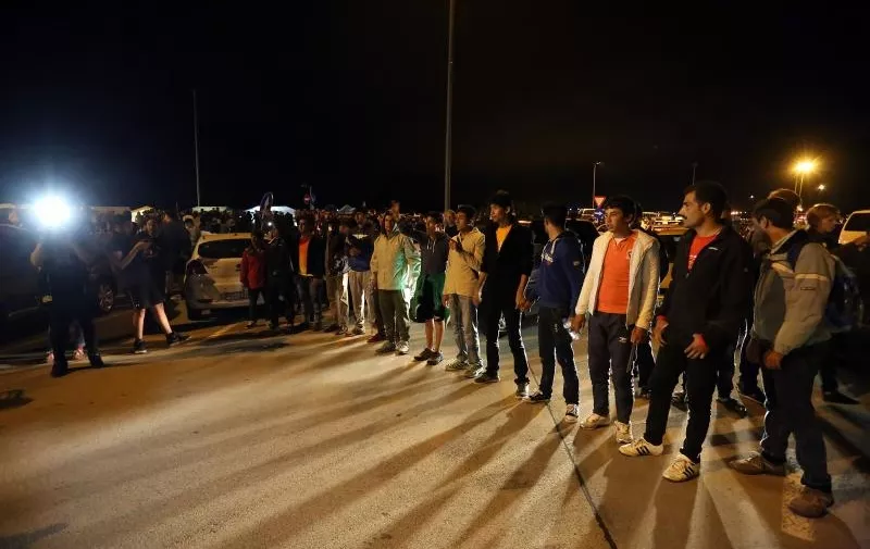 20.09.2015., Bregana - Izbjeglice su izasle iz kampa, prosvjeduju i blokirale su promet perko granicnog prijelaza.
Photo: Borna Filic/PIXSELL