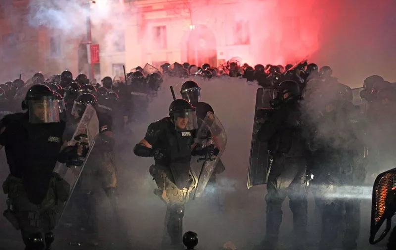 Serbian police guards clashes with protesters in Belgrade, Serbia, Wednesday, July 8, 2020. Serbia's president Aleksandar Vucic backtracked Wednesday on his plans to reinstate a coronavirus lockdown in Belgrade after thousands protested the move and violently clashed with the police in the capital. (BETAPHOTO/MILOS MISKOV/DS)//BETAAGENCY_1500.1477/2007091024/Credit:BETAPHOTO/SIPA/2007091028,Image: 541441260, License: Rights-managed, Restrictions: , Model Release: no