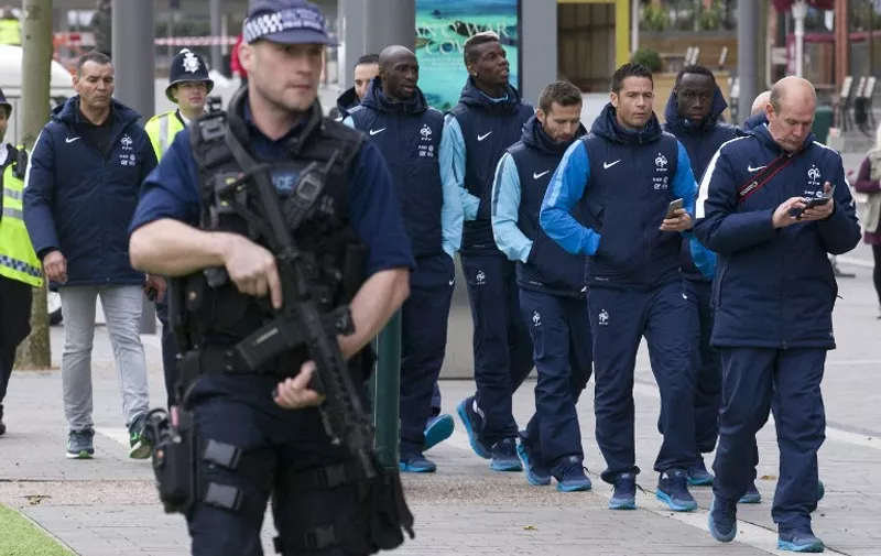 Players and staff of the France football team go for a morning walk-about escorted by British armed police around Wembley Stadium in west London, on November 17, 2015, ahead of their international friendly football match against England later in the day. AFP PHOTO / JUSTIN TALLIS / AFP / JUSTIN TALLIS