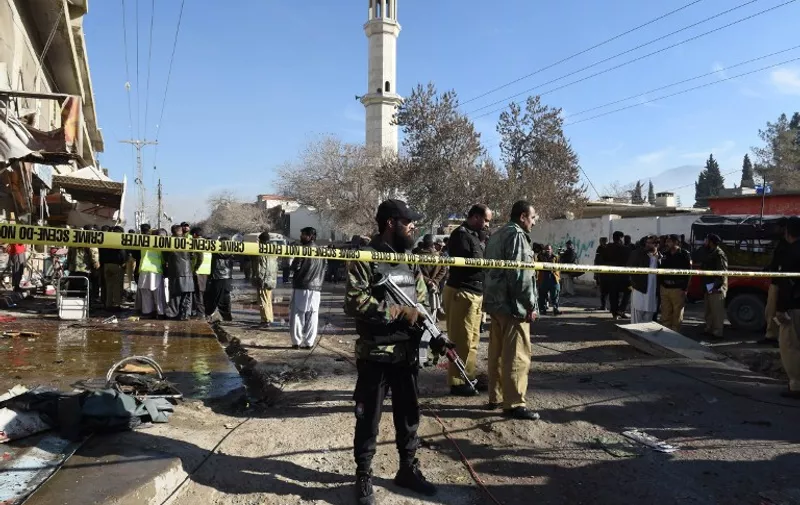 Pakistani security officials cordon off the site of a bomb blast near a polio vaccination centre in Quetta on January 13, 2016. At least 15 people were killed in a blast apparently targeting police outside a polio vaccination centre in the southwestern Pakistani city of Quetta on January 13, according to officials. AFP PHOTO / BANARAS KHAN / AFP / BANARAS KHAN