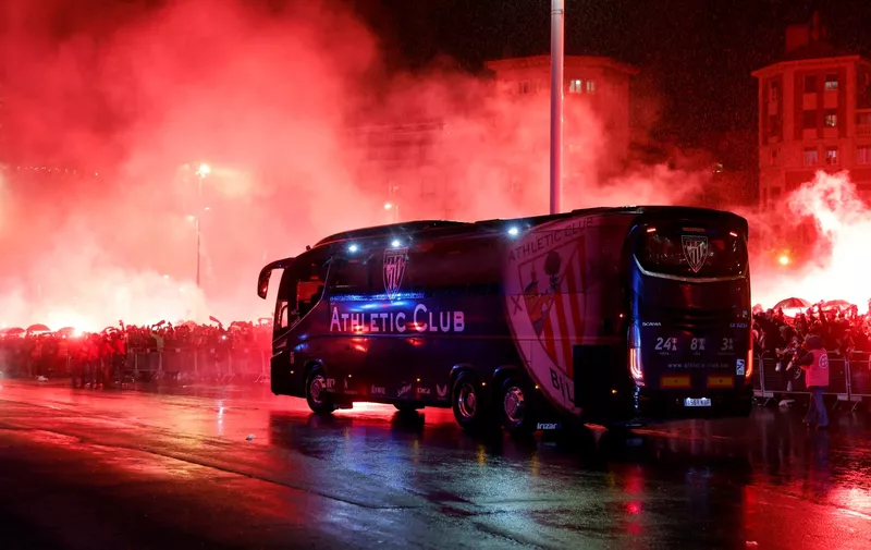 Soccer Football - Copa del Rey - Semi Final - Second Leg - Athletic Bilbao v Atletico Madrid - San Mames, Bilbao, Spain - February 29, 2024 Fans with flares greet the Athletic Bilbao team bus as it arrives outside the stadium before the match REUTERS/Vincent West