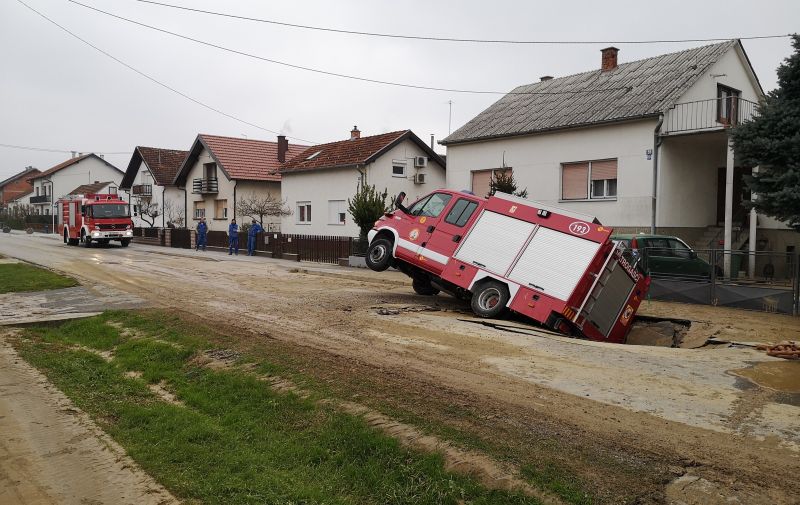 Djelatnici komunalnih službi potom su prionuli saniranju rupe i štete.
/Damir Spehar/PIXSELL