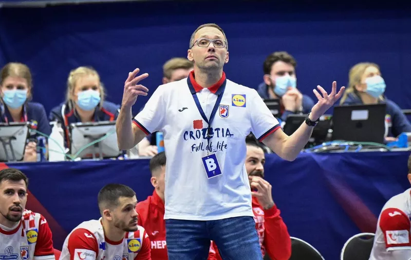 Croatia's coach Hrvoje Horvat gestures during the Men's IHF World Handball Championship Group G match between Egypt and Croatia in Joenkoeping, Sweden on January 13, 2023. (Photo by Mikael FRITZON / TT NEWS AGENCY / AFP) / Sweden OUT