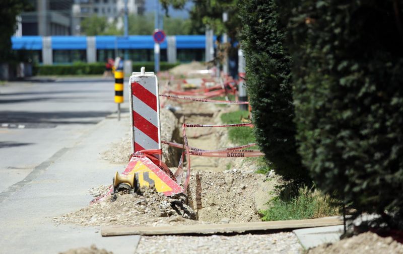 05.07.2016., Zagreb - Ulica Huga Ehrlicha, radnici HEP-a postavljaju elektricne vodove.
Photo: Luka Stanzl/PIXSELL
