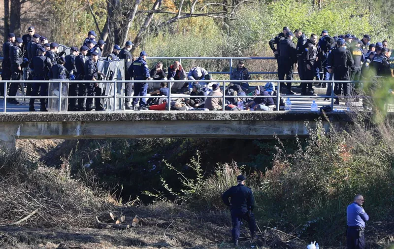 24.10.2018., GP Maljevac - Migranti koji se nalaze u BiH probili su kordon i krenuli prema Hrvatskoj. Photo: Slavko Midzor/PIXSELL