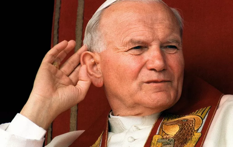 (FILES) Pope John Paul II is seen in this file picture taken 07 April 1987 in Viedmo, cups his ear during his visit to Argentina. (Photo by DERRICK CEYRAC / AFP FILES / AFP)