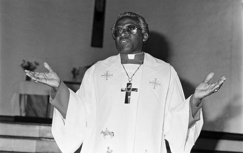 (FILES) In this file photo taken on June 23, 1985 South African activist and Nobel Peace Prize and Anglican Archbishop Desmond Tutu delivers a sermon, at the Regina Mundi Church, in Soweto, protesting against the South African raid into Botswana. - South African anti-apartheid icon Desmond Tutu, described as the country's moral compass, died on December 26, 2021, aged 90, President Cyril Ramaphosa said. (Photo by GIDEON MENDEL / AFP)