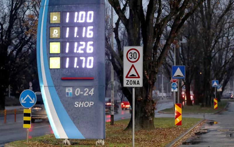 14.12.2021., Zagreb - Od danas se gorivo na benzinskim pumpama u Hrvatskoj prodaje po visim cijenama. Ina benzin prodaje za 11,26, a dizel za 11 kuna.
Photo: Patrik Macek/PIXSELL