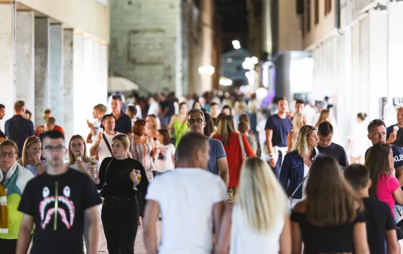 18.08.2020., Zadar - Turisti na ulicama Zadra.  Photo: Marko Dimic/PIXSELL