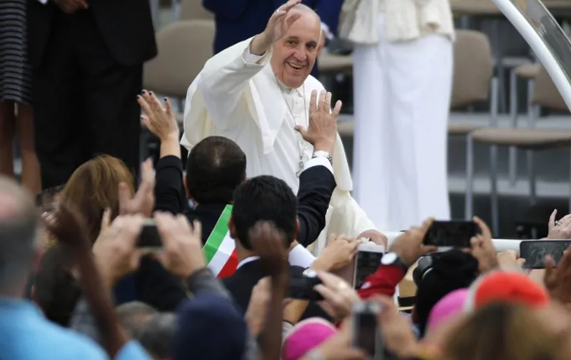 Pope Francis greets the crowd in Philadelphia, September 26 2015.  AFP PHOTO/POOL/JIM BOURG