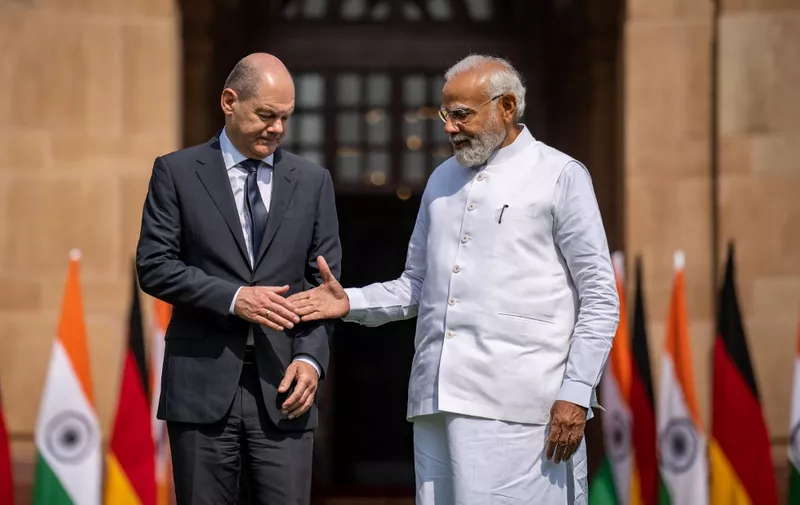 25 February 2023, India, Nueva Delhi: German Chancellor Olaf Scholz (left) is received by Indian Prime Minister Narendra Modi at Hyderabad House, the guest residence of the Indian government. Photo: Michael Kappeler/dpa (Photo by MICHAEL KAPPELER / DPA / dpa Picture-Alliance via AFP)