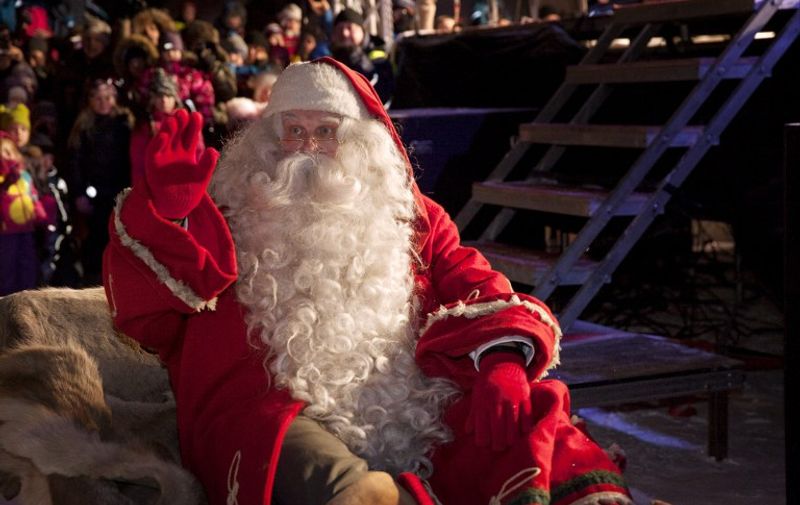 A man dressed as Santa Claus waves as he leaves the Santa Claus Village at the Arctic Circle in Rovaniem in Finnish Lapland on December 23, 2014. STR / LEHTIKUVA / Laura Haapamäki *** FINLAND OUT *** AFP PHOTO / LEHTIKUVA / LAURA HAAPAMÄKI   *** FINLAND OUT ***