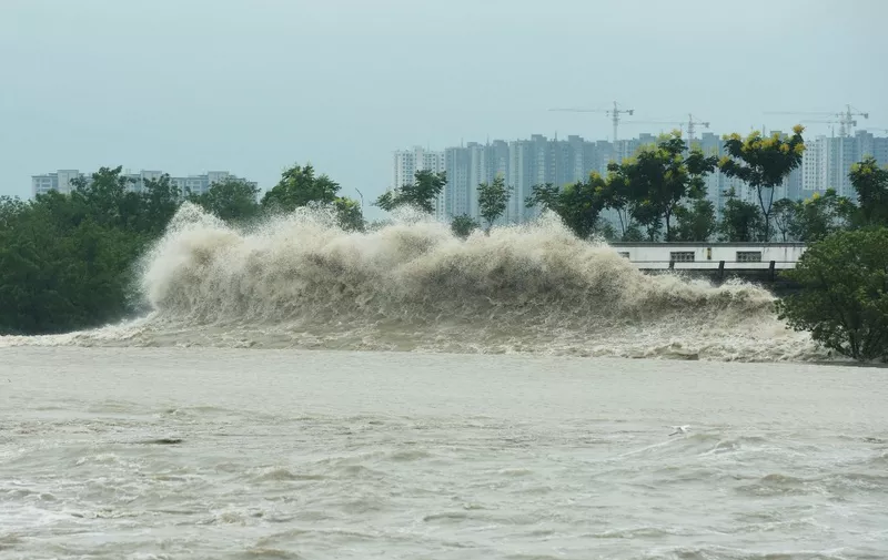 Waves generated by Typhoon Muifa break along the coast in Hangzhou in China's eastern Zhejiang province on September 14, 2022. (Photo by AFP) / China OUT