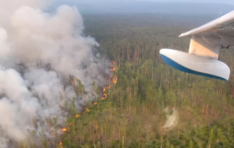 This handout picture taken on July 30, 2019 from onboard a Be-200 firefighting aircraft and provided by the press-service of Russia's Krasnoyarsk Krai's forestry ministry shows a forest fire in the Boguchansky district. (Photo by HO / press-service of Russia's Krasnoyarsk Krai's forestry ministry / AFP) / RESTRICTED TO EDITORIAL USE - MANDATORY CREDIT "AFP PHOTO / press-service of Russia's Krasnoyarsk Krai's forestry ministry / HO" - NO MARKETING NO ADVERTISING CAMPAIGNS - DISTRIBUTED AS A SERVICE TO CLIENTS