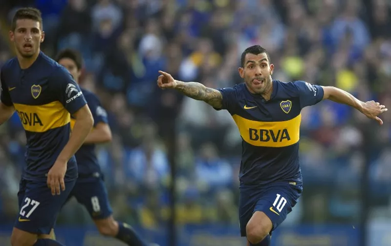 Boca Juniors' forward Carlos Tevez (R) gestures next to forward Jonathan Calleri during their Argentina First Division football match against Quilmes at La Bombonera stadium in Buenos Aires, Argentina, on July 18, 2015. AFP PHOTO / ALEJANDRO PAGNI