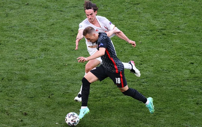 Spain's midfielder Fabian Ruiz (back) challenges Croatia's forward Mislav Orsic during the UEFA EURO 2020 round of 16 football match between Croatia and Spain at the Parken Stadium in Copenhagen on June 28, 2021. (Photo by WOLFGANG RATTAY / POOL / AFP)