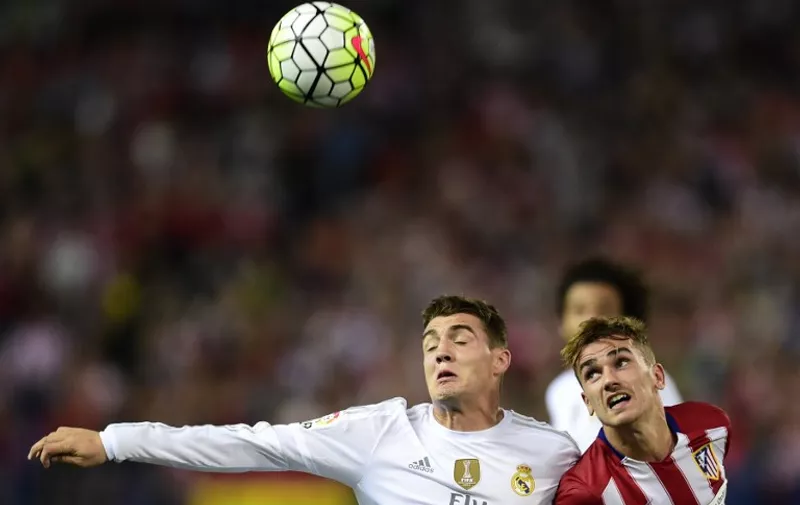 Real Madrid's Croatian midfielder Mateo Kovacic (L) vies with Atletico Madrid's French forward Antoine Griezmann during the Spanish league football match Club Atletico de Madrid vs Real Madrid CF at the Vicente Calderon stadium in Madrid on October 4, 2015.   AFP PHOTO/ JAVIER SORIANO / AFP / JAVIER SORIANO