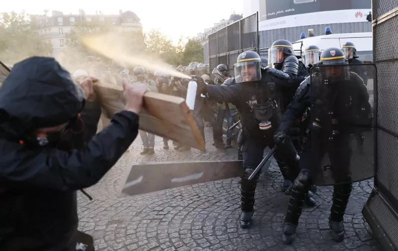 Anti-fascists clash with police forces as they demonstrate in Paris on April 23, 2017 following the announcement of the results of the first round of the Presidential election.
Centrist Emmanuel Macron finished ahead of far-right leader Marine Le Pen on Sunday to qualify alongside her for the runoff in France's presidential election, initial projections suggested.  / AFP PHOTO / THOMAS SAMSON