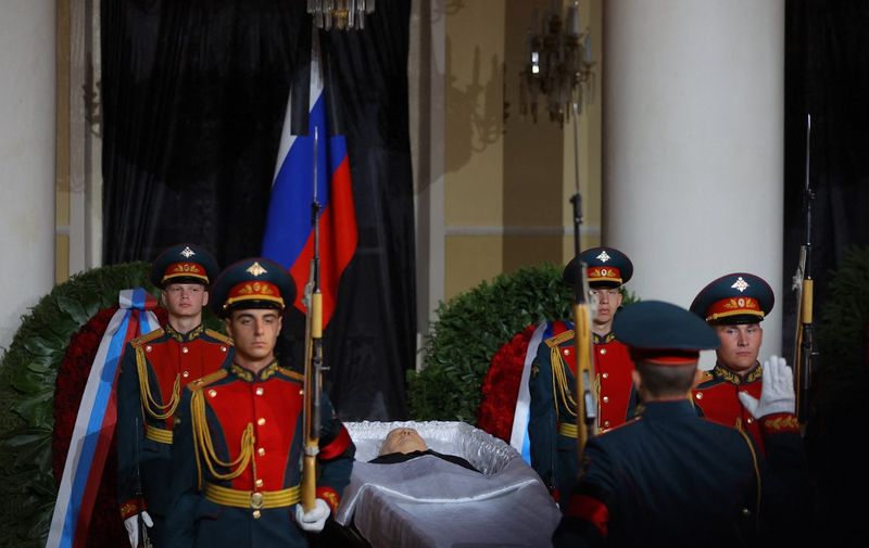 Honour guards stand next to the coffin of Mikhail Gorbachev, the last leader of the Soviet Union, during a memorial service at the Column Hall of the House of Unions in Moscow, on September 3, 2022. - Last Soviet leader Mikhail Gorbachev will be laid to rest Saturday in a Moscow ceremony, but without the fanfare of a state funeral and with the glaring absence of President Vladimir Putin. (Photo by Evgenia NOVOZHENINA / POOL / AFP)
