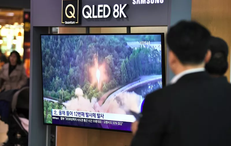 People watch a television news screen showing file footage of a North Korean missile launch, at a railway station in Seoul on October 31, 2019. - North Korea fired two projectiles on October 31, the South's military said, with nuclear talks between Pyongyang and Washington at a deadlock. (Photo by Jung Yeon-je / AFP)
