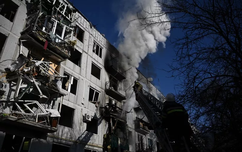 Ovdje vatrogasci gase požar na stambenoj zgradi u gradu Chuhuivu na istoku Ukrajine, koji je izbio nakon ruskog granatiranja.