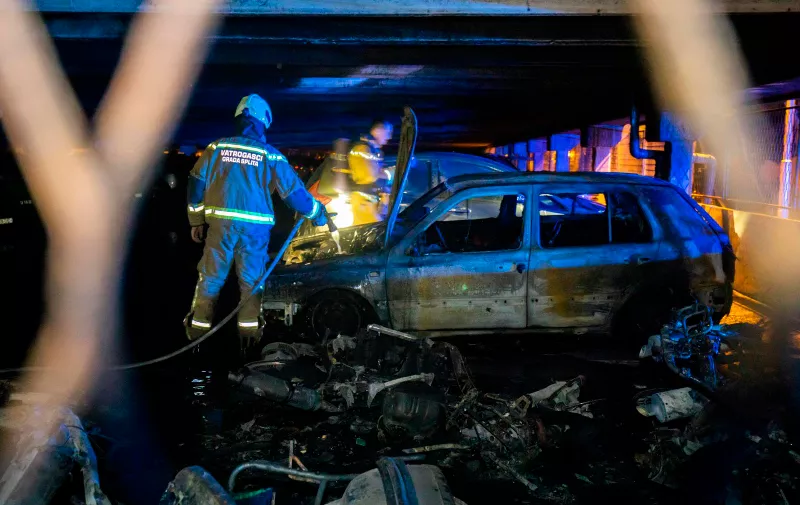 03.12.2021., Split - Malo prije ponoci planuo je pozar na donjoj etazi garaze na Pujankama gdje je izgorjelo nekoliko motora i automobila.