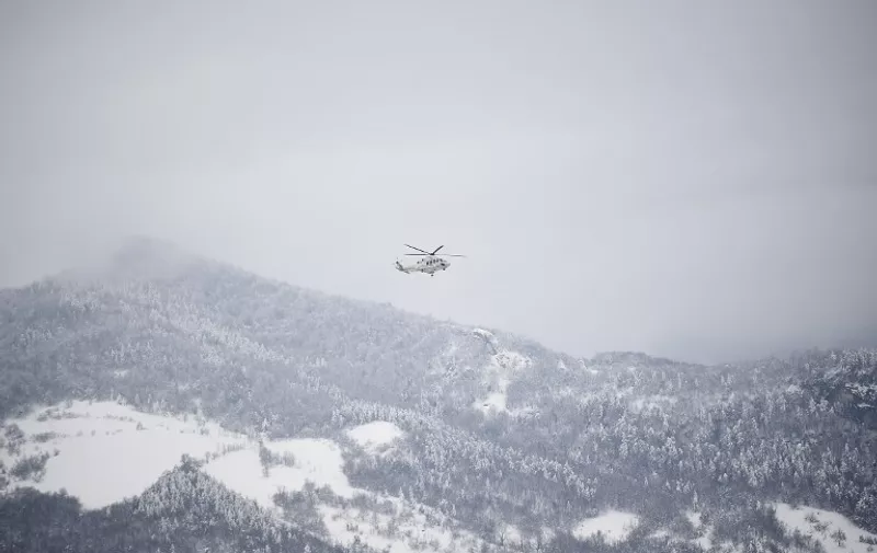 An Italian rescuer helicopter flies towards the site of an avalanche that engulfed the Hotel Rigopiano in earthquake-ravaged central Italy, on January 20, 2017.
At least 25 people, including several children, were feared dead after a barrage of snow hit the Hotel Rigopiano on Januray 18, afternoon, ripping the three-storey building from its foundations and moving it ten metres (11 yards). / AFP PHOTO / FILIPPO MONTEFORTE