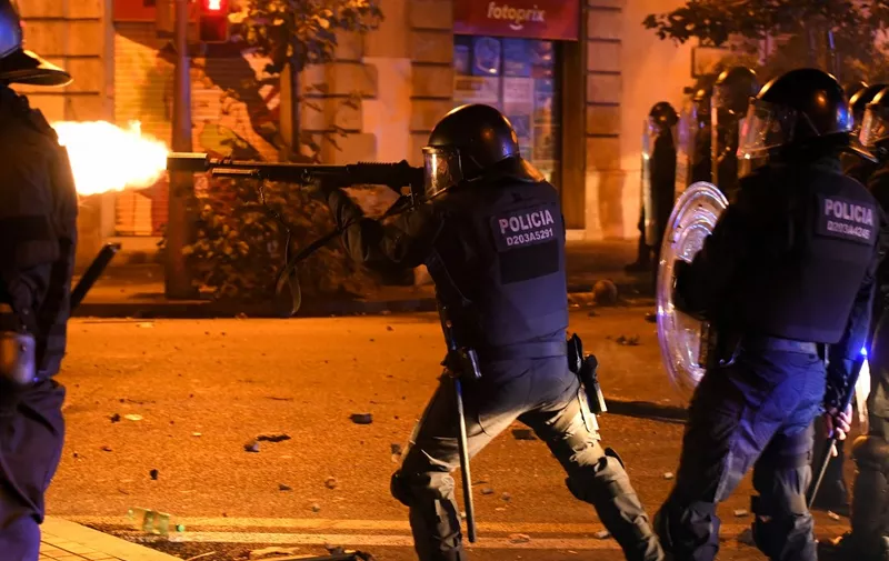 Policija na prosvjedima za nezavinu Kataloniju u akciji protiv prosvjednika (Foto: LLUIS GENE / AFP)