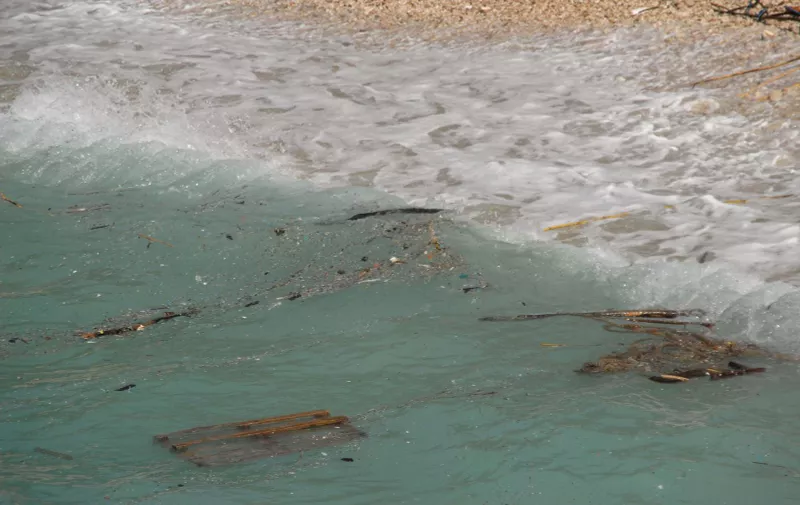 14.05.2010.,Pula - Veliko jugo nanjelo je na pulske plaze dosta smeca pa je prouzroceno lagano onescicenje  pulskog akvatorija. rPhoto: Dusko Marusic/PIXSELL