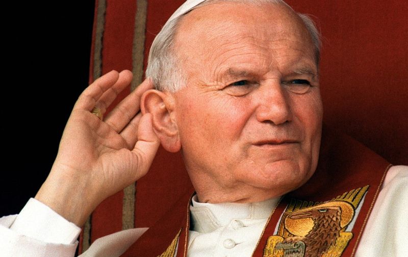 (FILES) Pope John Paul II is seen in this file picture taken 07 April 1987 in Viedmo, cups his ear during his visit to Argentina. (Photo by DERRICK CEYRAC / AFP FILES / AFP)