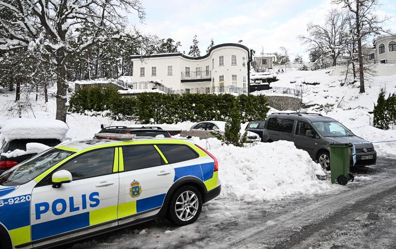 Police secures the area at a house where the Sweden's security service Sapo arrested two people on suspicions of espionage, in the Stockholm area, on November 22, 2022. - Sweden's security service SAPO on November 22, 2022 arrested two people suspected of spying for years for an unnamed country, authorities said, with media reporting they were a married couple from Russia. (Photo by Fredrik SANDBERG / TT News Agency / AFP) / Sweden OUT