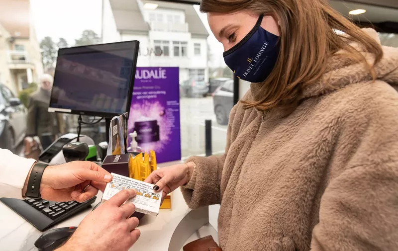 Illustration picture shows a pharmacist selling iodine pills to a young woman at a pharmacy in Sint-Martens-Latem, Tuesday 01 March 2022. Iodine pills help to reduce the damage radiation does to the body after a nuclear accident.
BELGA PHOTO JAMES ARTHUR GEKIERE,Image: 665761238, License: Rights-managed, Restrictions: *** World Rights Except Belgium and France ***, Model Release: no, Credit line: Profimedia