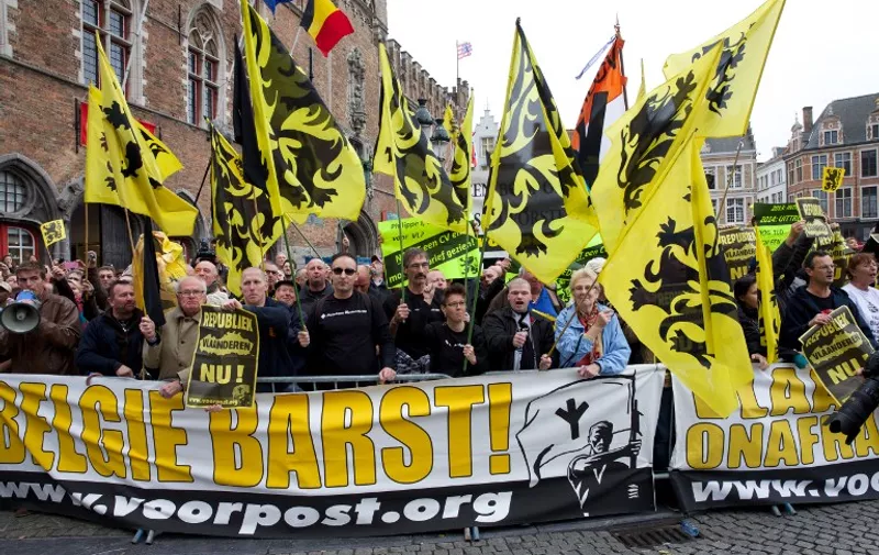 Flemish nationalists protest during the "Joyous Entry" of the Belgian royal couple to present themselves to the public in Bruges, on October 25, 2013.   AFP PHOTO / BELGA / KURT DESPLENTER  ***BELGIUM OUT*** / AFP / BELGA / KURT DESPLENTER