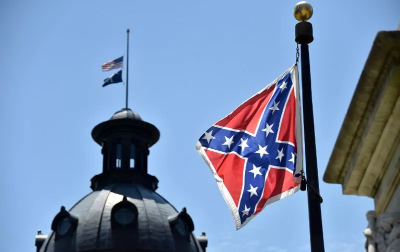 Zastava Konfederacije pored parlamenta Južne Karoline