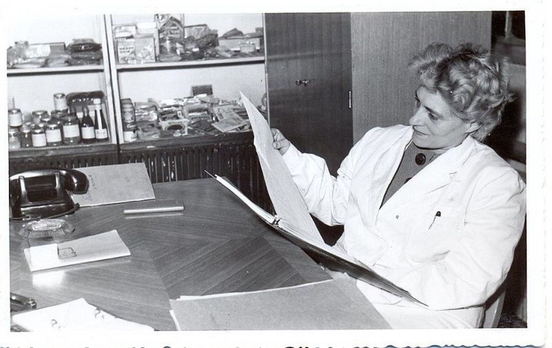 Profesorica Zlata Bartl u Birou za unaprijeđenje proizvodnje, 1962. godine