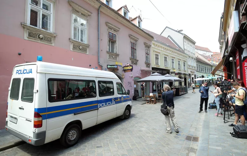 30.06.2021., Zagreb - Policija pretrazuje stan u Radicevoj ulici koji se povezuje s uhicenjem direktora HRT-a, Kazimira Bacica. Photo: Sanjin Strukic/PIXSELL