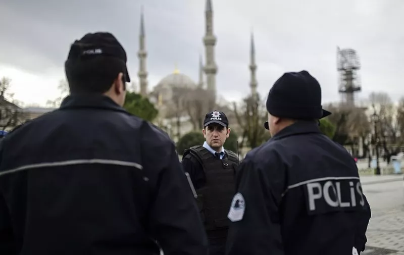 Turkish police officers stand guard near the Blue Mosque in Istanbul's tourist hub of Sultanahmet on January 13, 2016, a day after an attack. 
Turkish authorities probed how a jihadist from Syria killed 10 mainly German tourists in an attack in the heart of Istanbul that raised alarm over security in the city. / AFP / BULENT KILIC