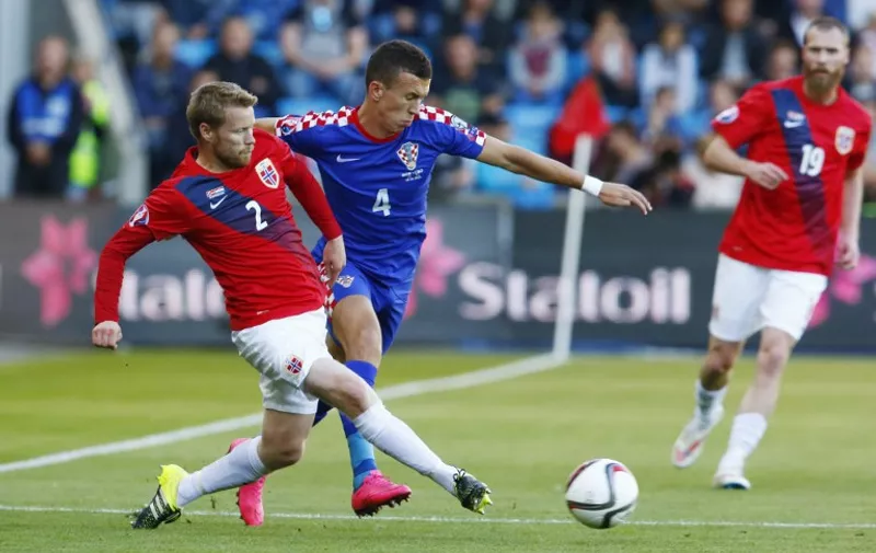 Norway's Tom Hoegli (L) vies for the ball with Croatia's Ivan Perisic during the Euro 2016 Group H qualifying football match between Norway and Croatia at in Oslo, on September 6, 2015. AFP PHOTO / NTB scanpix / LARSEN, HAAKON MOSVOLD  NORWAY OUT