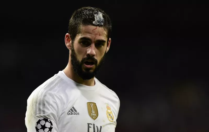 Real Madrid's midfielder Isco looks on with a bleeding injury to his head during the UEFA Champions League football match Real Madrid CF vs Paris Saint-Germain (PSG) at the Santiago Bernabeu stadium in Madrid on November 3, 2015.   AFP PHOTO / JAVIER SORIANO
