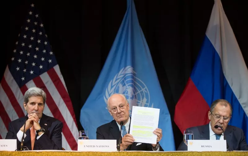 US Secretary of State John Kerry (L), United Nations Special Envoy for Syria Staffan de Mistura (C) and Russia's Foreign Minister Sergei Lavrov (R) address the media after the meeting in Vienna, Austria, on November 14, 2015. AFP PHOTO / VLADIMIR SIMICEK
