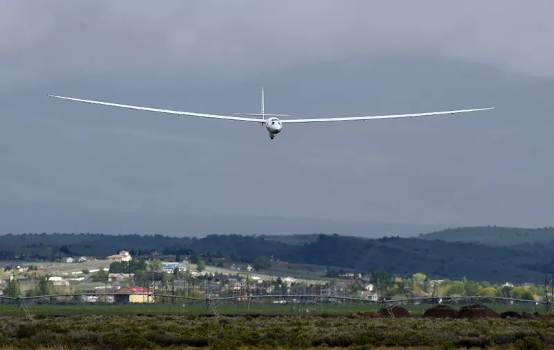 The Airbus Perlan 2 returns to the landing strip following a test flight by Airbus Group CEO Tom Enders  and chief pilot Jim Payne of the manned glider May 7, 2016 at Minden-Tahoe Airport in Minden, Nevada. The glider is preparing for a flight soaring to the edge of space, about 90,000 feet. (Photo by TIMOTHY A. CLARY / AFP)