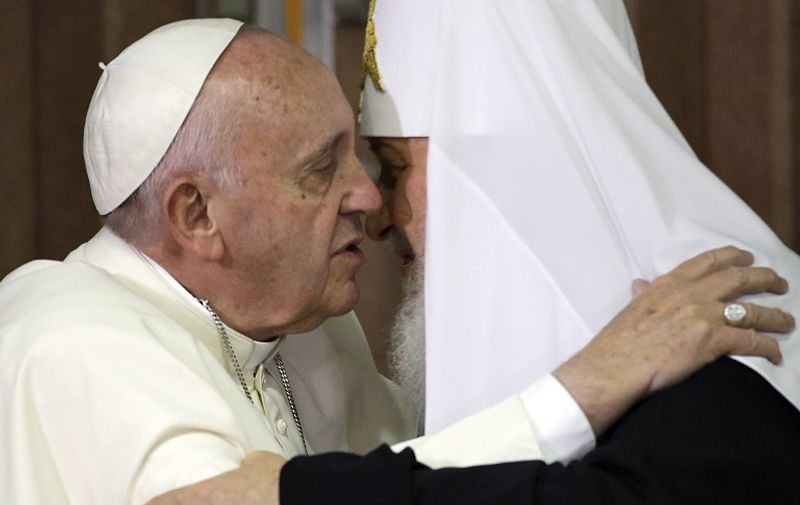 Pope Francis (L) and the head of the Russian Orthodox Church, Patriarch Kirill embrace during a historic meeting in Havana on February 12, 2016. Pope Francis and Russian Orthodox Patriarch Kirill kissed each other and sat down together Friday at Havana airport for the first meeting between their two branches of the church in nearly a thousand years. AFP PHOTO / POOL - Gregorio Borgia / AFP / POOL / GREGORIO BORGIA