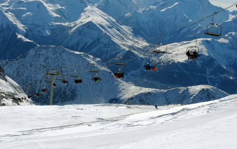 People ski on the Sarenne glacier at the Alpe d'Huez resort in the French Alps on November 16, 2013, three weeks before the official opening of the ski season.    AFP PHOTO / JEAN-PIERRE CLATOT / AFP PHOTO / JEAN-PIERRE CLATOT
