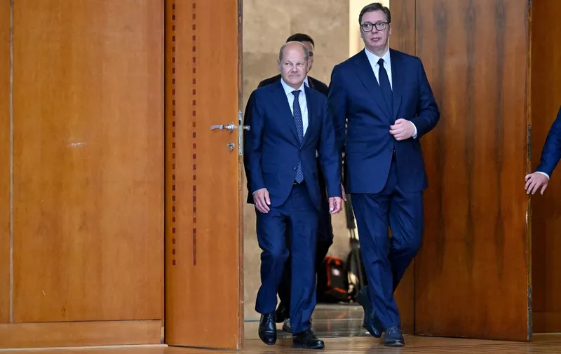 Serbian President Aleksandar Vucic and German chancellor Olaf Scholz (L) arrive to hold a joint press conference in Belgrade on June 10, 2022. (Photo by ANDREJ ISAKOVIC / AFP)