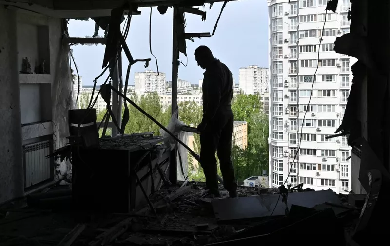 Mayor of the Ukrainian capital Kyiv, Vitali Klitschko, examines high-rise residential building damaged by remains of a shot down Russian drone in Kyiv on May 8, 2023, amid the Russian invasion of Ukraine. - The Ukrainian air command said that all 35 Russian drones launched at the city had been detected and shot down, while the local military administration said at least five people were wounded, with falling debris blamed for damage in multiple areas. (Photo by Genya SAVILOV / AFP)