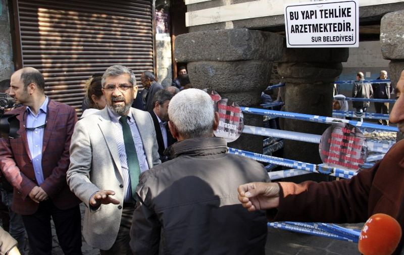 Kurdish lawyer and President of Diyarbakir Bar Tahir Elci (C) speaks just moments before he is shot dead on November 28, 2015 in Diyarbakir. The leading Kurdish lawyer was shot dead in southeast Turkey on November 28 after unknown attackers opened fire on a gathering in the mainly Kurdish province of Diyarbakir, triggering a shootout with police, hospital sources and witnesses said. Tahir Elci, head of the bar in Diyarbakir, who had been detained in October for alleged "terrorist propaganda", died of gunshot wounds to the head, hospital sources told AFP. AFP PHOTO / ILYAS AKENGIN / AFP / ILYAS AKENGIN