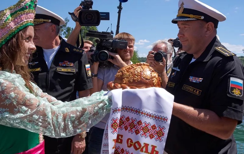3147039 07/05/2017 Ceremony to welcome the Black Sea Fleet's new frigate Admiral Essen that has arrived in Sevastopol following combat operations near the coast of Syria. The frigate Commander, Captain of the 2nd Class Anton Kuprin, right. Vasiliy Batanov/Sputnik (Photo by Vasiliy Batanov / Sputnik / Sputnik via AFP)