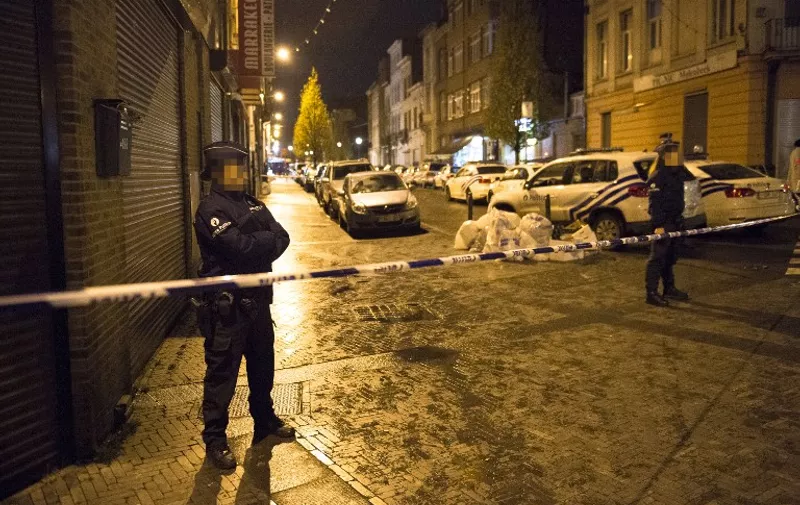 Police stand guard on a security perimeter, as a reported police intervention takes place, in Brussels on November 22, 2015. Brussels will remain at the highest possible alert level with schools and metros closed over a "serious and imminent" security threat in the wake of the Paris attacks, the Belgian prime minister said. Belgian police have launched several operations linked to the "terrorist threat" facing Brussels, which is under a top security alert over fears of Paris-style attacks, a spokesman said. AFP PHOTO / BELGA / LAURIE DIEFFEMBACQ

==BELGIUM OUT== / AFP / BELGA / LAURIE DIEFFEMBACQ