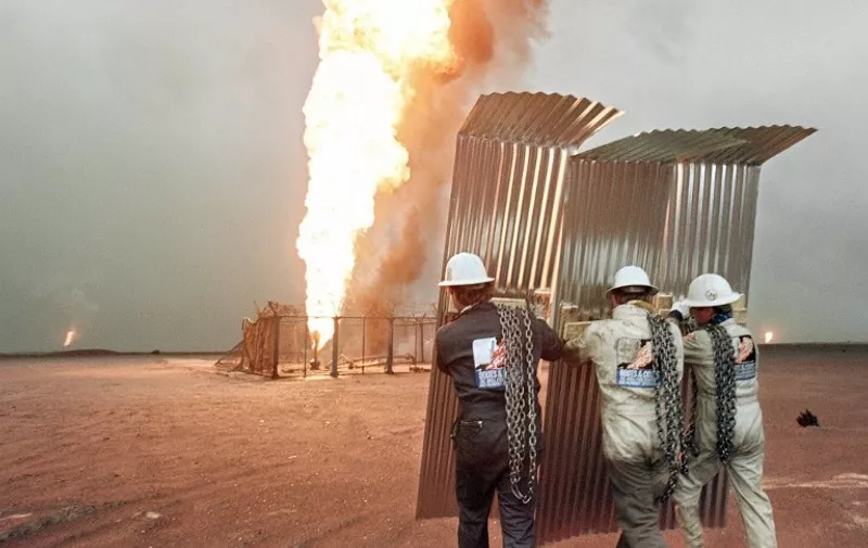 Oil well fire fighters from US owned Boots &amp; Coots Co approach a burning well to prepare for capping 29 March 1991 at Al-Ahmadi oil field.

As many as 30 oil wells in Iraq have been deliberately set on fire by Iraqi forces in the south of the country, British Defence Secretary Geoff Hoon said on BBC television.