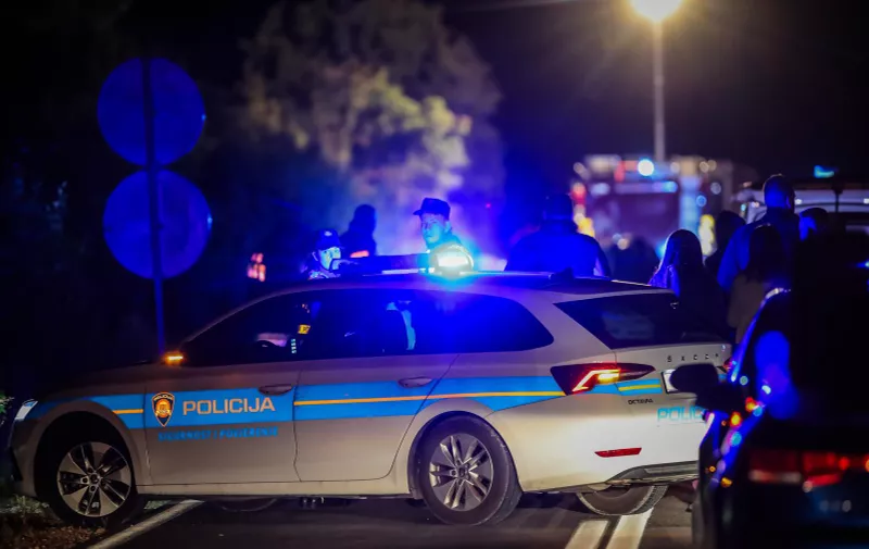 17.10.2023., Prugovo - Dvije su osobe poginule, a jedna je ozlijedjena u Prugovu gdje su se u utorak navecer sudarila dva osobna automobila i kombi. Photo: Zvonimir Barisin/PIXSELL